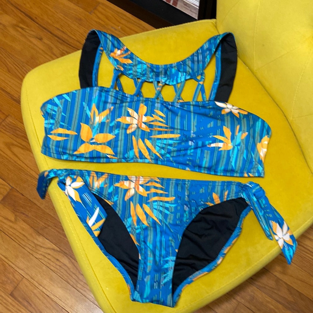 NWOT (items came in bag w/o tags.). Brand new Crisscross 2 Piece Swimsuit